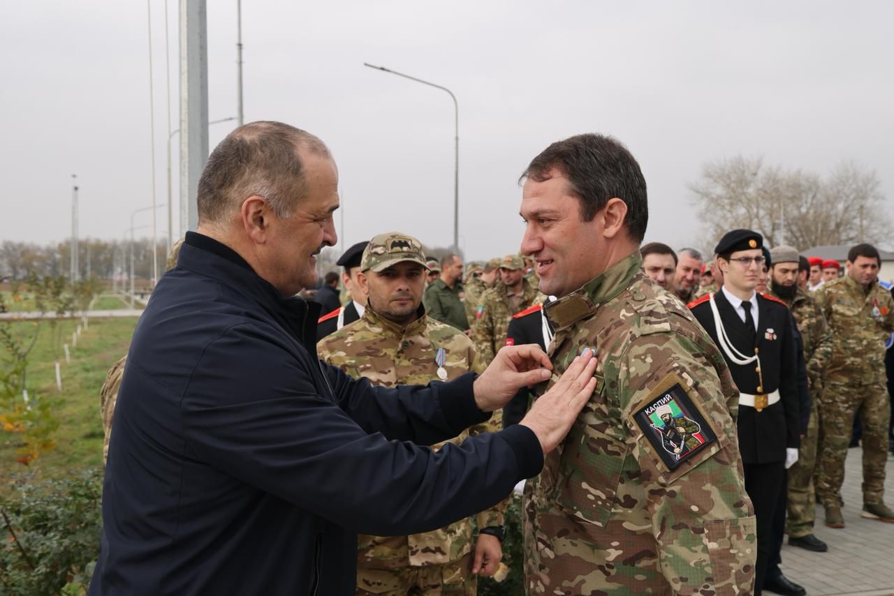 🎖 Сергей Меликов наградил военнослужащих и ветеранов батальона «Каспий».